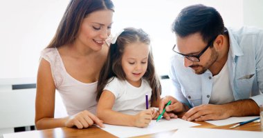 Birlikte mutlu ailesi harcama eğlenceli zaman evde