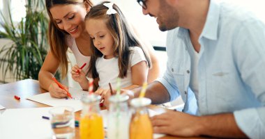 Annem ve babam şirin çocukları ile birlikte çizim