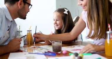 Birlikte mutlu ailesi harcama eğlenceli zaman evde