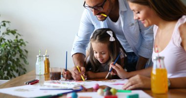 Birlikte mutlu ailesi harcama eğlenceli zaman evde