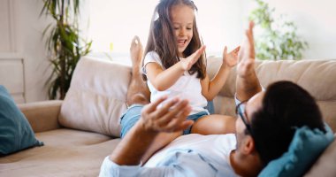 Baba ve kızı evde birlikte oynamak portre