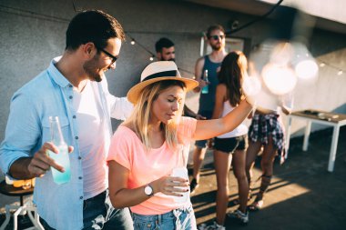 Mutlu genç ve çekici çift partide eğleniyor.