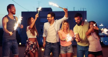 Çatı eğleniyor havai fişekleri ile arkadaş grubu