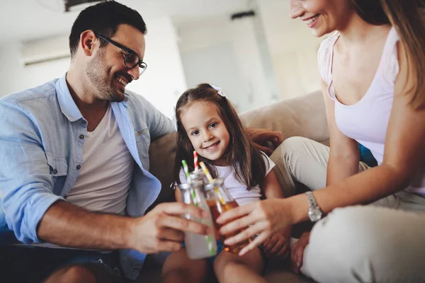 Familia Feliz Divirtiéndose Bebiendo Juntos Casa —  Fotos de Stock