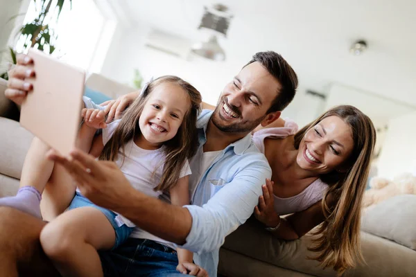 Gelukkige Familie Plezier Keer Samen Thuis — Stockfoto