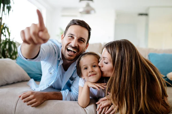 Mutlu Aile Birlikte Onların Evde Televizyon Izlerken — Stok fotoğraf