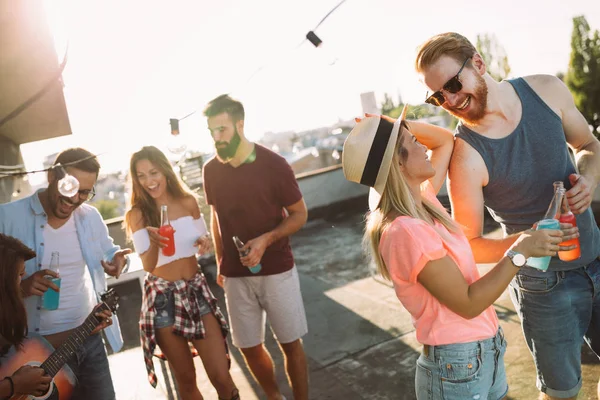 Gruppe Glücklicher Junger Freunde Feiert Party Auf Dem Dach — Stockfoto