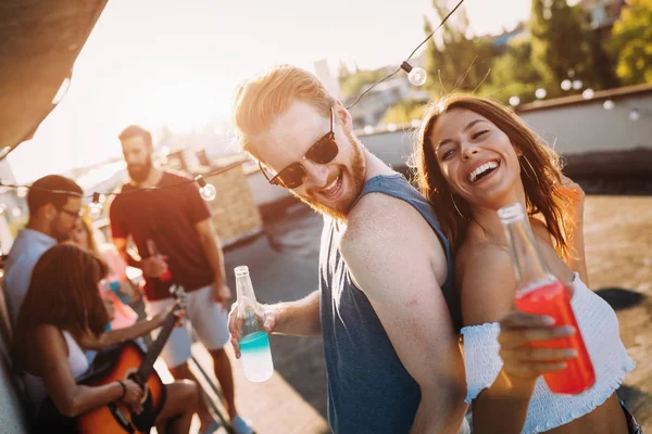 Gruppe Glücklicher Junger Freunde Feiert Party Auf Dem Dach — Stockfoto