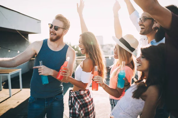 Grupp Glada Unga Vänner Som Har Fest Taket — Stockfoto