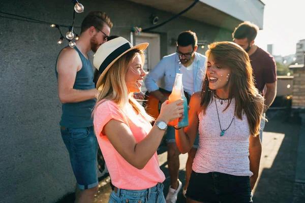 Grupo Jóvenes Amigos Felices Teniendo Fiesta Azotea — Foto de Stock