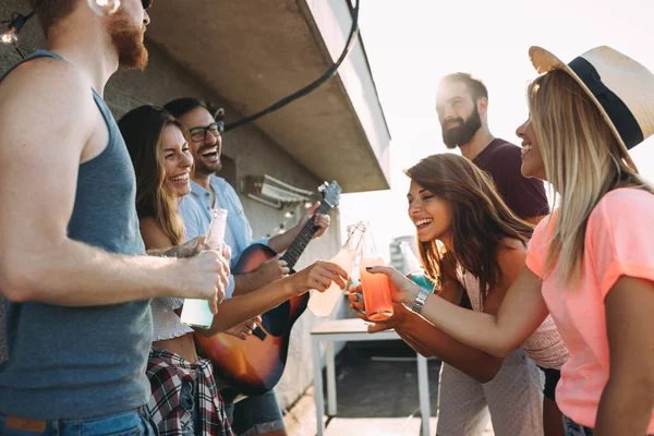 Grupo Jóvenes Amigos Felices Teniendo Fiesta Azotea — Foto de Stock