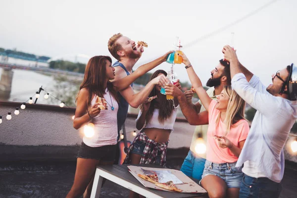 Grupo Jóvenes Amigos Felices Teniendo Fiesta Azotea — Foto de Stock