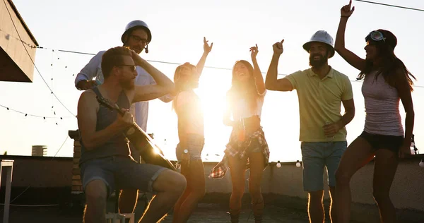 Grupp Glada Unga Vänner Som Har Fest Taket — Stockfoto