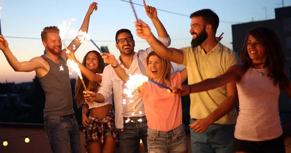 Grupo Amigos Desfrutando Festa Telhado Com Sparklers — Fotografia de Stock