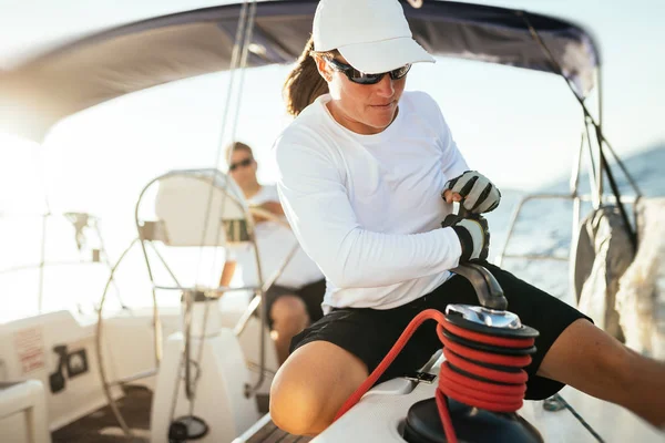 Attraente Donna Sportiva Forte Vela Con Sua Barca — Foto Stock