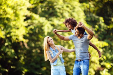 Mutlu genç çifti ile kızları doğada vakit