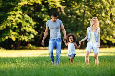 Mutlu genç çifti ile kızları doğada vakit