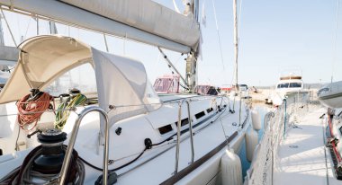 Resmi beyaz Lüks Yat Limanı İskeledeki