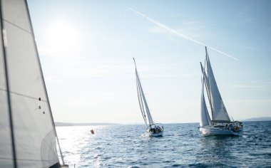 Yelkenli teknelerde portresi açık denizde gemiler
