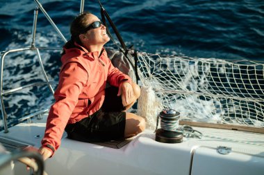 Çekici güçlü kadın ile onun yelkenli tekne yelken