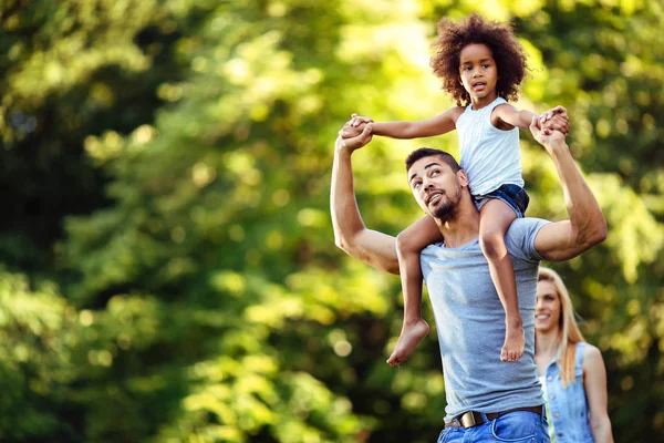 Glückliches Junges Paar Verbringt Zeit Mit Seiner Tochter Der Natur — Stockfoto