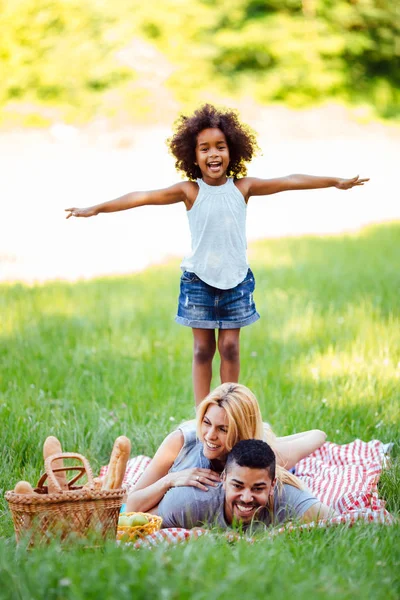 Imagem Casal Encantador Com Sua Filha Fazendo Piquenique Natureza — Fotografia de Stock