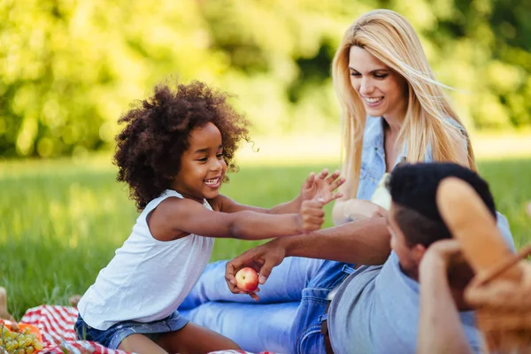 Foto Van Mooie Paar Met Hun Dochter Hebben Picnic Natuur — Stockfoto