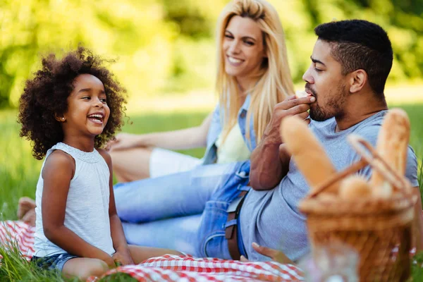 Immagine Una Bella Coppia Con Figlia Che Picnic Natura — Foto Stock