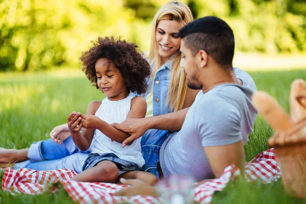 Foto Van Mooie Paar Met Hun Dochter Hebben Picnic Natuur — Stockfoto