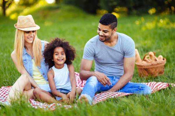 Imagem Casal Encantador Com Sua Filha Fazendo Piquenique Natureza — Fotografia de Stock