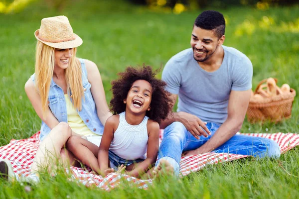 Imagem Casal Encantador Com Sua Filha Fazendo Piquenique Natureza — Fotografia de Stock