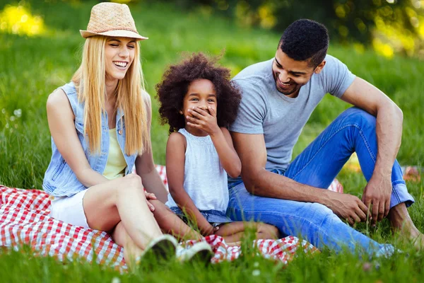 Foto Pareja Encantadora Con Hija Haciendo Picnic Naturaleza — Foto de Stock