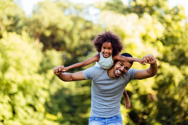 Retrato Del Joven Padre Cargando Hija Sobre Espalda Naturaleza —  Fotos de Stock