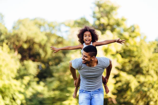 Genç Baba kızını doğada sırtında taşıyan portresi