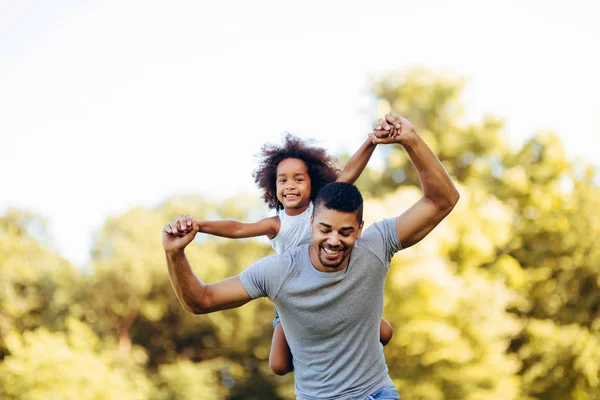 Retrato Jovem Pai Carregando Sua Filha Costas Natureza — Fotografia de Stock