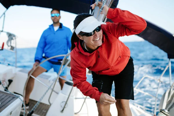 Attraente Donna Forte Vela Con Sua Barca Vela — Foto Stock