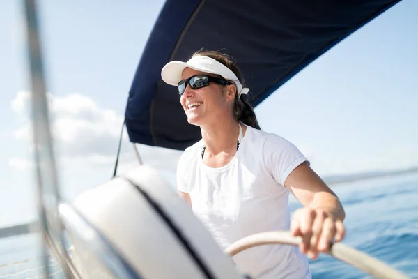 Attraente Donna Forte Vela Con Sua Barca Vela — Foto Stock