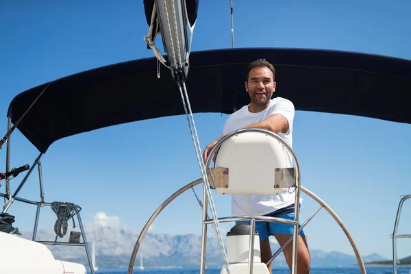 Feliz Homem Sorridente Velejando Com Seu Iate Mar — Fotografia de Stock