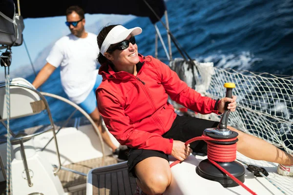 Mulher Forte Atraente Vela Com Seu Barco Vela — Fotografia de Stock