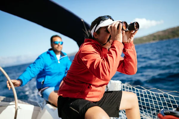 Attraktiva Stark Kvinna Segling Med Sin Segelbåt — Stockfoto