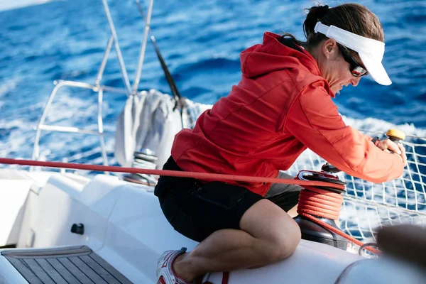 Mulher Forte Atraente Vela Com Seu Barco Vela — Fotografia de Stock