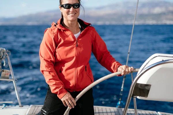 Attraktive Starke Frau Die Mit Ihrem Segelboot Segelt — Stockfoto