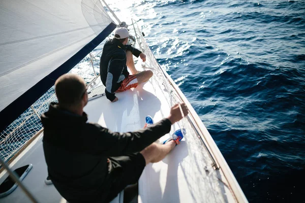 Guapos Hombres Fuertes Amigos Navegando Con Barco —  Fotos de Stock
