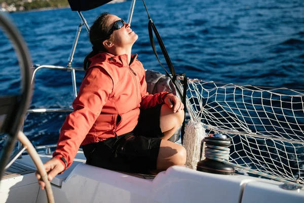 Attraente Donna Forte Vela Con Sua Barca Vela — Foto Stock