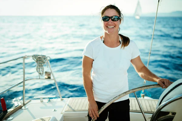 Mulher Forte Atraente Vela Com Seu Barco Vela — Fotografia de Stock