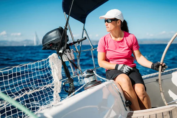 Feliz Mulher Forte Esporte Vela Com Seu Barco — Fotografia de Stock