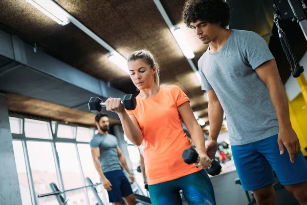 Genç Güzel Bir Kadın Spor Salonunda Antrenörle Egzersiz Yapıyor — Stok fotoğraf