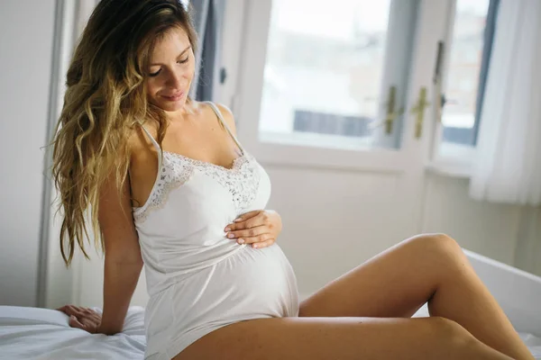 Portret Van Aantrekkelijke Jonge Zwangere Vrouw Zittend Bed — Stockfoto