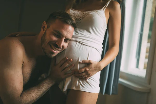 Glad Gravid Kvinna Njuter Med Sin Stiliga Make Sovrum — Stockfoto