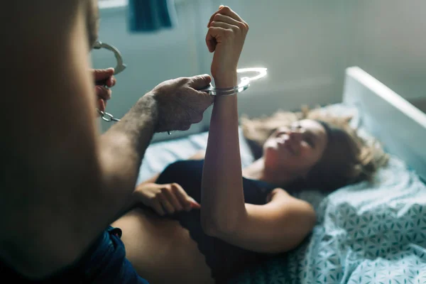 Vrouw Man Spelen Overheersing Bed Samen — Stockfoto